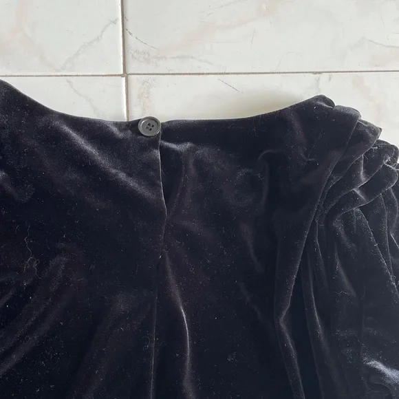 90’s black velvet top, ruched shoulder detail, long sleeves - Picture 7 of 13